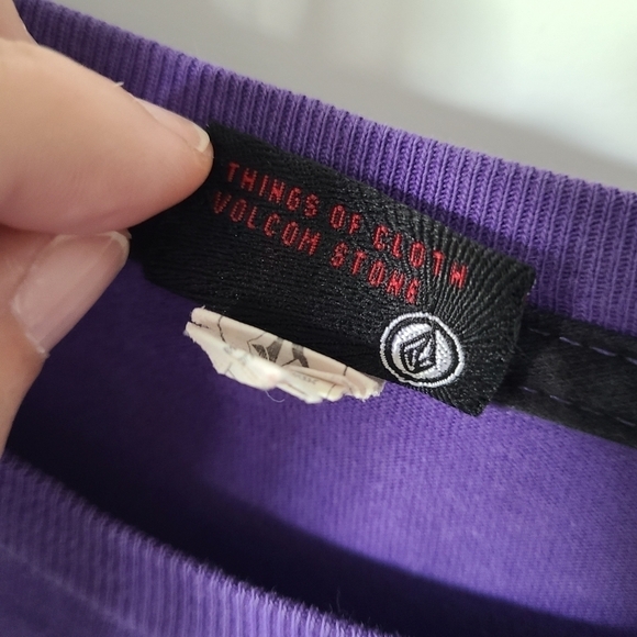 VINTAGE VOLCOM Purple Graphic Short Sleeve Tee Shirt Size Small - Picture 4 of 6